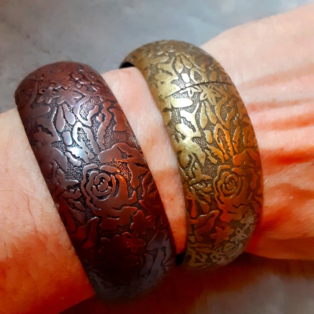 Metal bangle bracelets - Picture 2 of 3